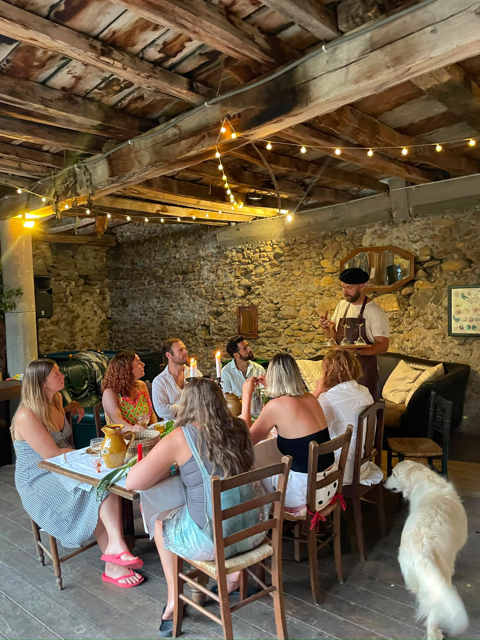 Dîner privé dans une grange en pierre, Pyrénées